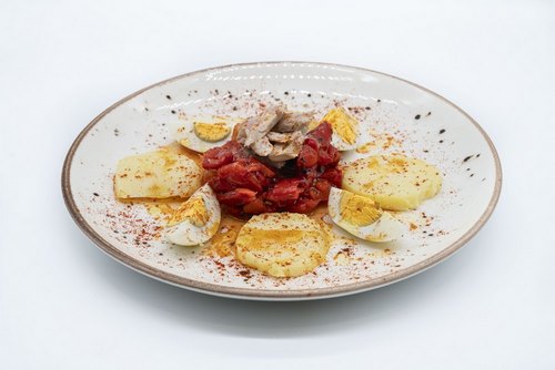 Ensalada de zorongollo con ventresca de atún y huevo