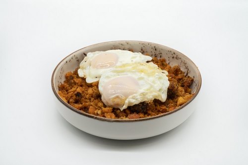 Sartén de migas con huevos rotos 