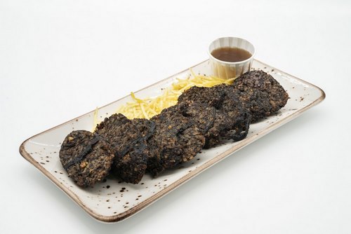 Morcilla de arroz frita con crema de cebolla confitada